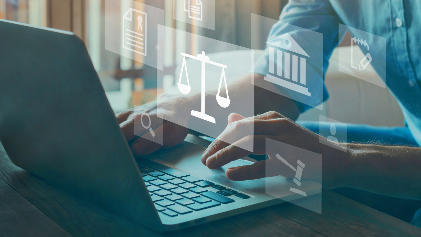 Homem digitando no computador consultando a Lei Geral de Proteção de Dados Pessoais